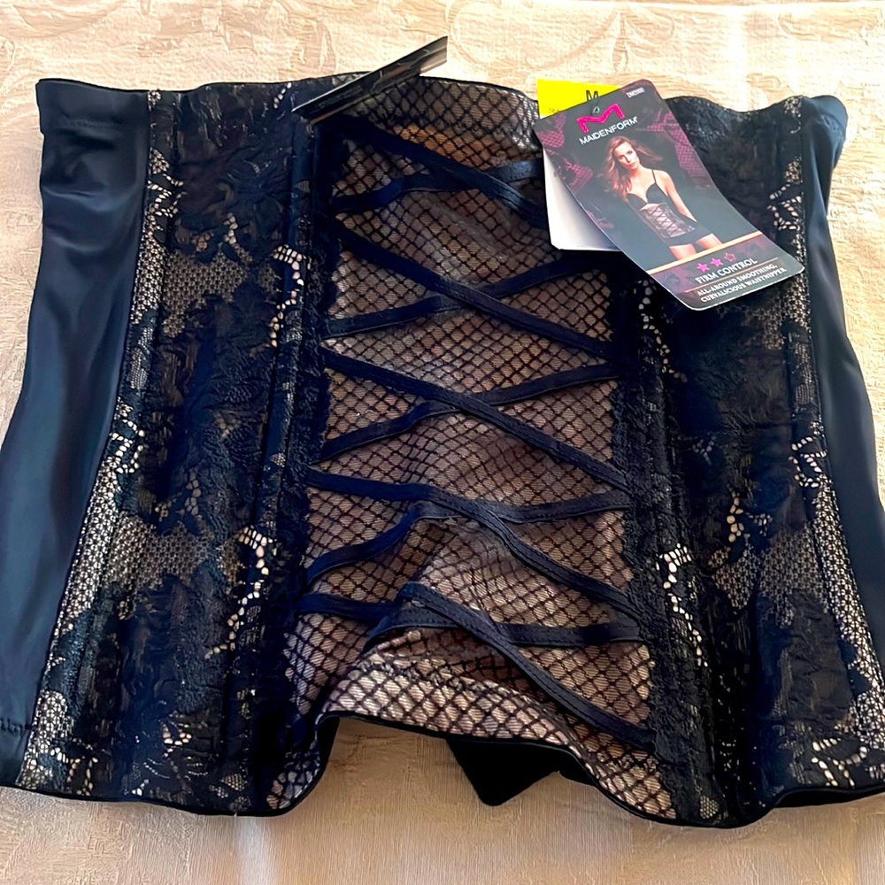 NWT- Maidenform Waistnipper